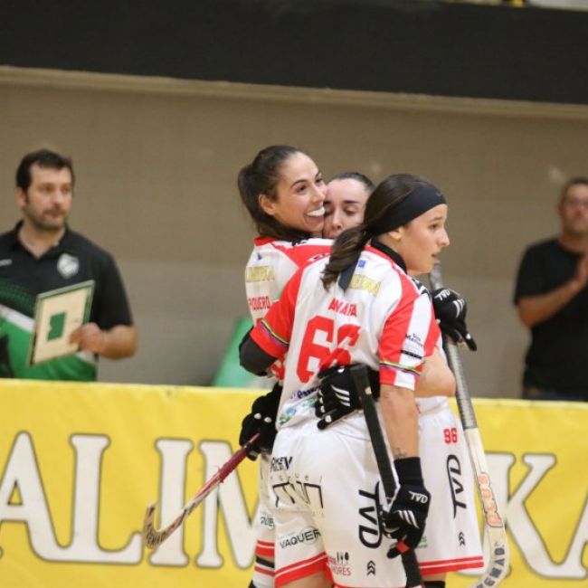 Las jugadoras de Tasha celebran un gol