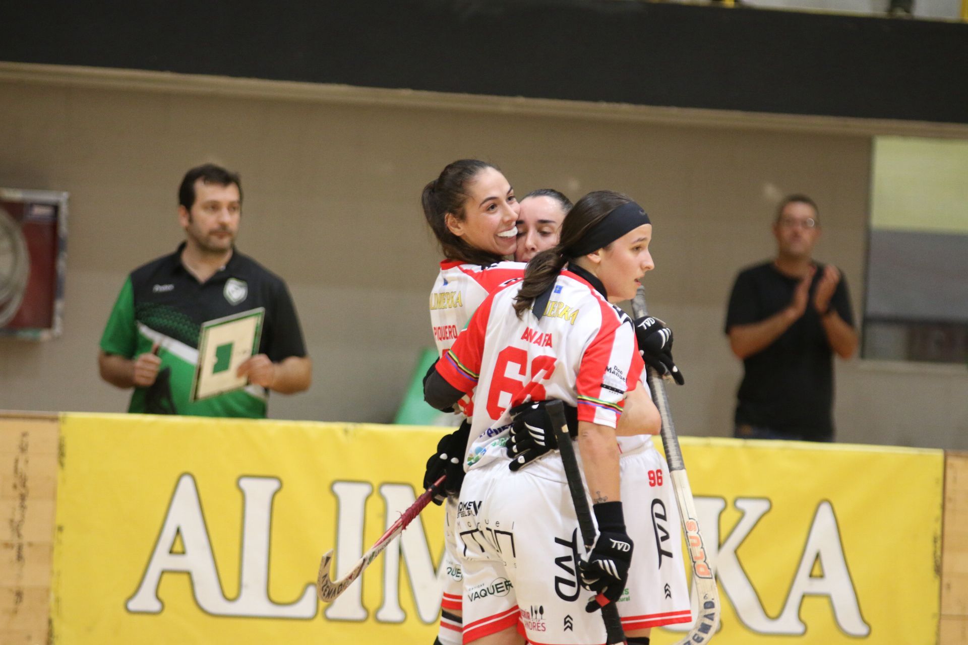 Las jugadoras de Tasha celebran un gol