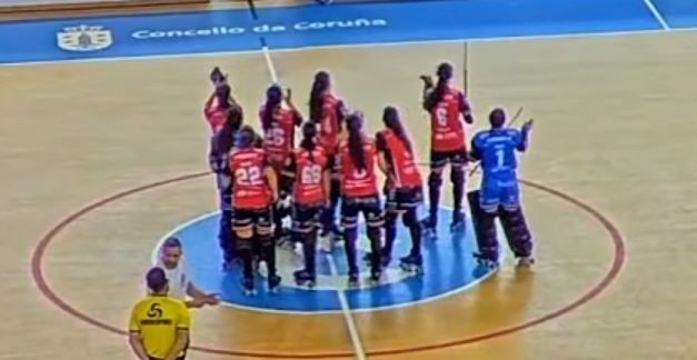 El equipo saluda al finalizar el encuentro